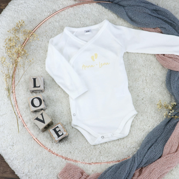 Body mit Namens- und Füsse-Applikation