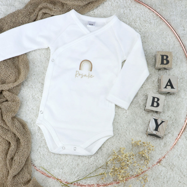 Body mit Namens- und Regenbogen-Applikation