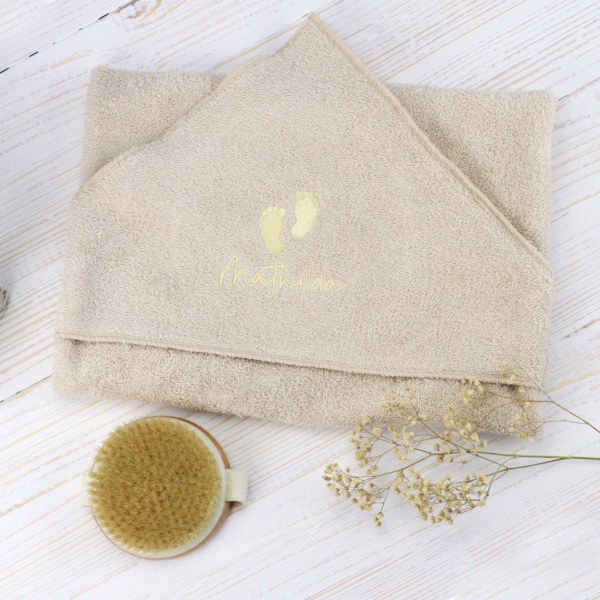 Badetuch mit Kapuze | Stoffapplikation aus Name und Füße